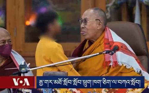 Il Dalai Lama nella bufera per le effusioni con un bimbo