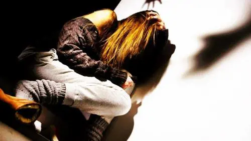 Stuprata e poi minacciata col video delle violenze: condannati due indiani