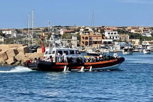 Lampedusa sempre più sotto assedio. Gli impianti divelti per caricare i cellulari