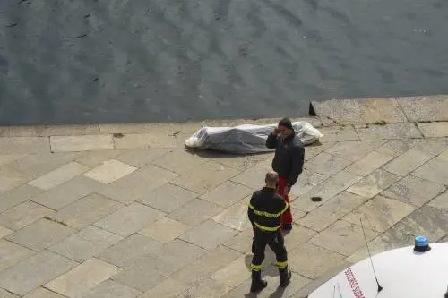 Tuffo nel Po per scommessa. Un 18enne muore annegato