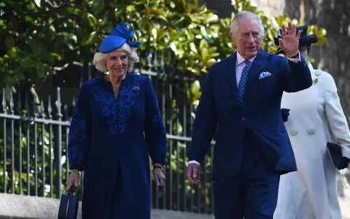 Tra ritardi, abiti e invitati Carlo diventa re nel caos. C'è Harry (senza Meghan)