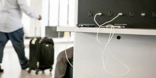 Ecco come rubano i dati quando ricarichi il telefono: cos'è il "juice jacking"