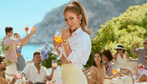 "Tuo marito un ex alcolista". Bufera social sulla linea di Spritz di Jennifer Lopez