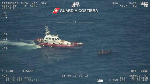 Il barcone con 400 migranti, le 21 mail e la Sar maltese: cosa succede nel Mediterraneo