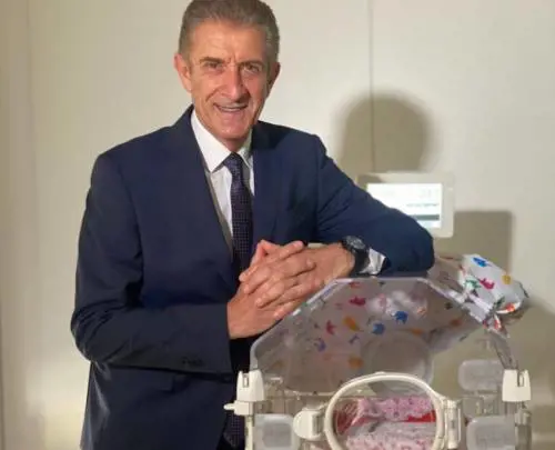 "Enea merita la mamma vera", l'appello di Ezio Greggio indigna i buonisti