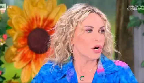 "Scusate, c'è un piccione in studio". Caos in diretta dalla Clerici