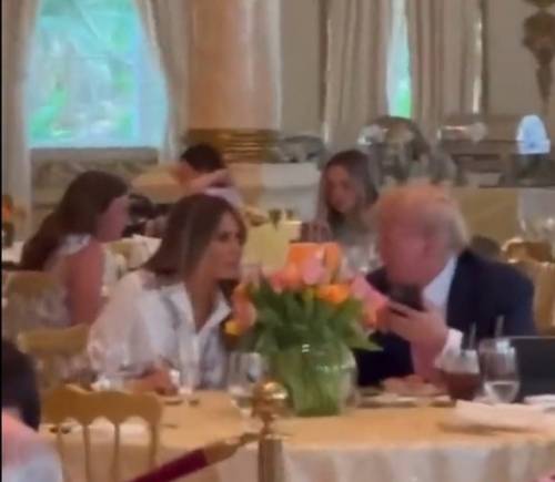 "L'ha implorata". Melania Trump torna in pubblico con il marito Donald