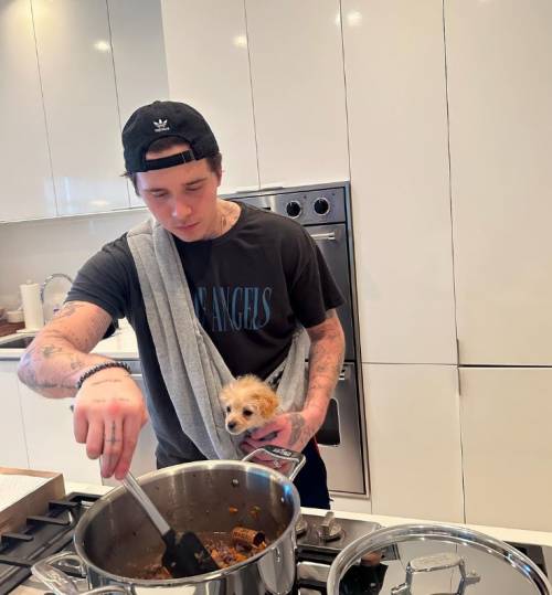 Brooklyn Beckham impegnato a cucinare il ragù "a modo suo"