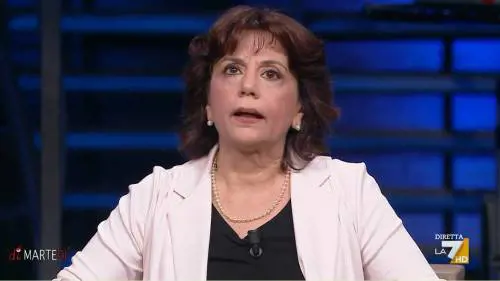 "Svolta autoritaria e xenofoba sui migranti". La folle teoria della filosofa