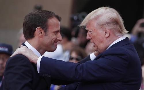 Trump contro Macron: "Sta leccando il cu... alla Cina"