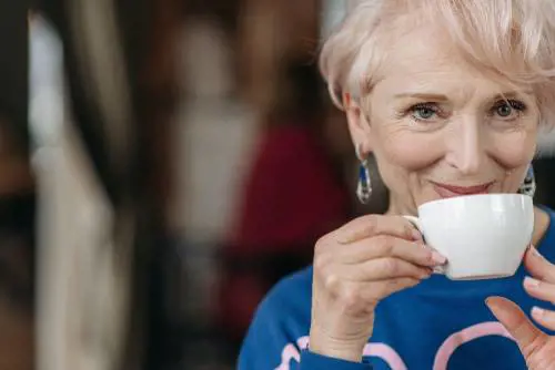 Come rimpolpare il viso naturalmente a 60 anni