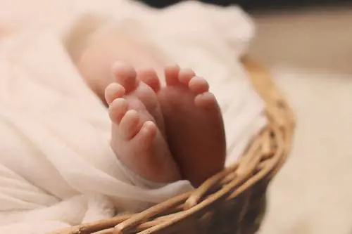 L'ospedale le uccide la figlia e poi le taglia il risarcimento