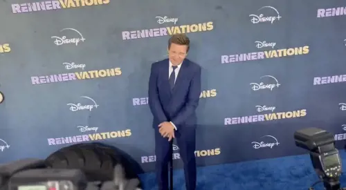 Col bastone sul red carpet: la prima uscita di Jeremy Renner dopo l'incidente