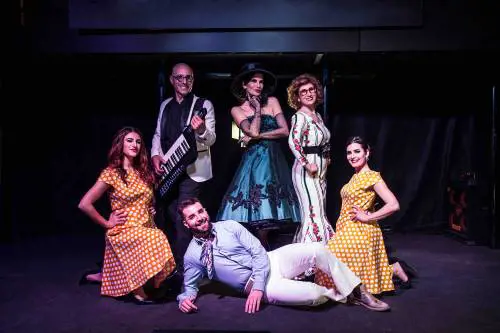 Voglia di estate e revival: Pamela Prati e gli Atmosfera Blu cantano "Anni 60"