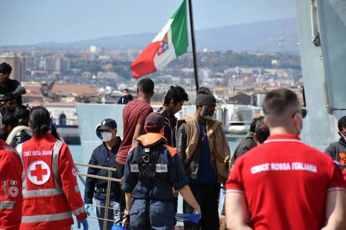 Migranti, ecco la stretta sui richiedenti asilo: "No integrazione fino all'accettazione della domanda"
