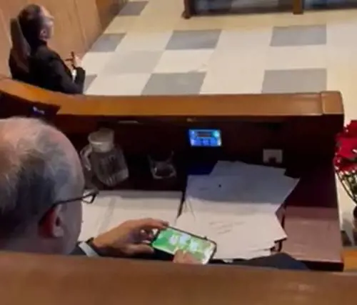 Il consiglio comunale annoia? Il sindaco di Roma Gualtieri gioca a Scopa