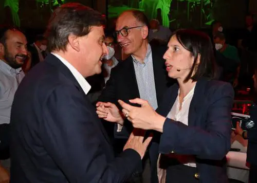 Calenda ci ricasca: ecco l'ennesima giravolta sul M5S