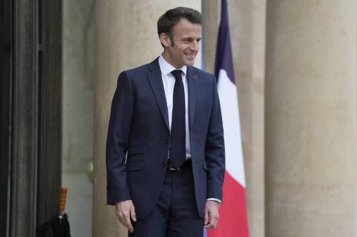 Caos pensioni: fischi a Macron. Sindacalista molla