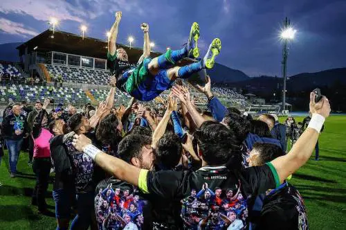 I festaggiamenti della Feralpisalò per la promozione in B (dalla pagina Facebook del club)