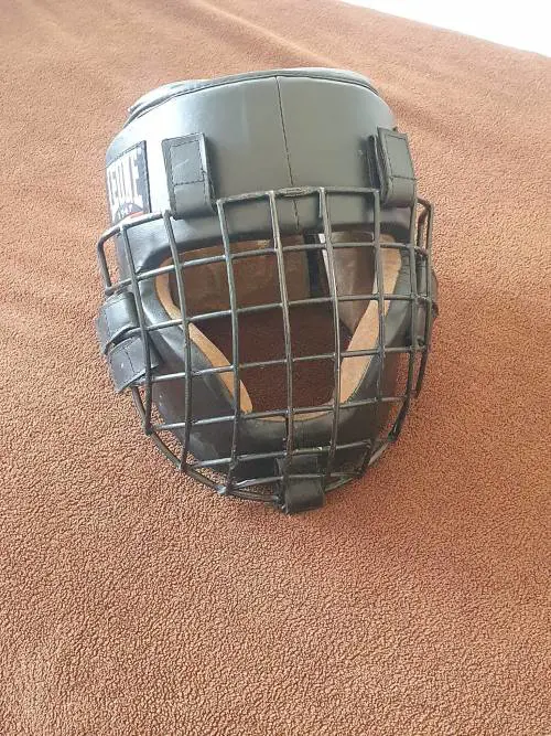 Vive da 16 anni con la maschera e le mani legate: la storia choc di Bruno
