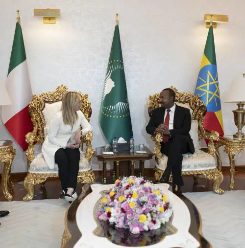 Meloni punta sull'Africa "Aiuti per frenare i migranti"