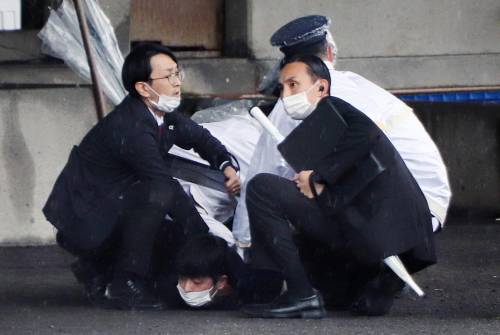 Bomba contro Kishida: premier giapponese illeso. Arrestato un uomo