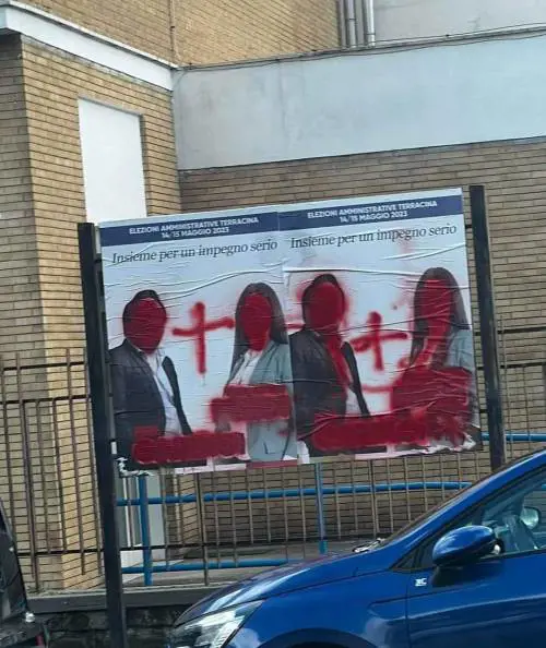 I manifesti di Fratelli d'Italia vandalizzati a Terracina