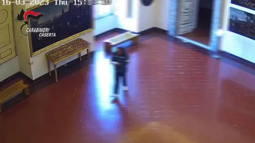 Ruba una mattonella dalla Reggia di Caserta: turista nei guai