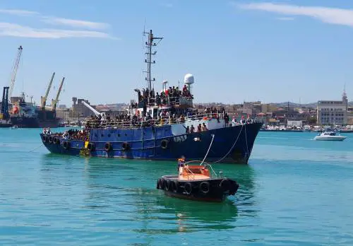 In un solo giorno ne sono sbarcati un migliaio. Soccorso un barcone con 600 persone a bordo