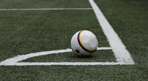 Sospende la partita, ma poi rientra in campo: cosa è successo all'arbitro musulmano