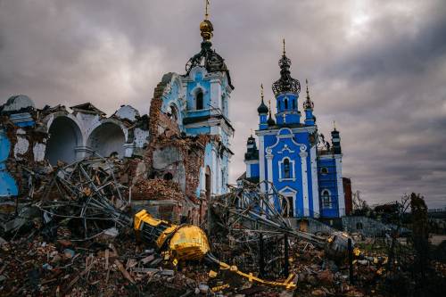 Pasqua ortodossa di guerra. I missili russi sulle chiese. Ma Mosca libera 130 ucraini