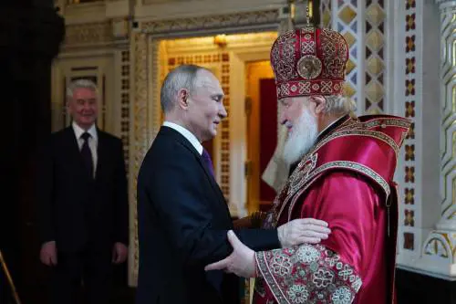 La messa di Putin e Kirill (tra gli agenti segreti)