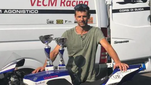 Incidente a Misano, muore in moto a 46 anni. Travolto in una carambola come Simoncelli