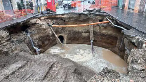 Maltempo, nella notte voragine a Napoli: paura tra i residenti e stop ad acqua e gas