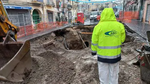 Voragine nel quartiere di Secondigliano a Napoli