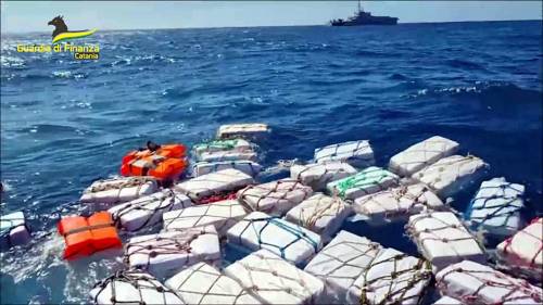 Catania, sequestrate 2 tonnellate di cocaina in mare. Valore: 400 milioni di euro