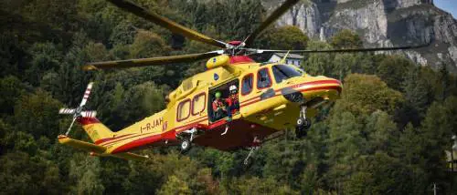 Giallo in Alto Adige: donna trovata morta in un sacco a pelo in un prato