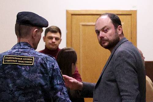 Russia, il dissidente Vladimir Kara Murza condannato a 25 anni di carcere