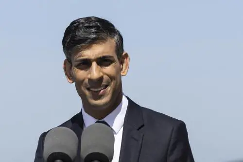 Sunak: "Per non gravare sulle comunità locali sistemeremo i migranti anche sulle chiatte"