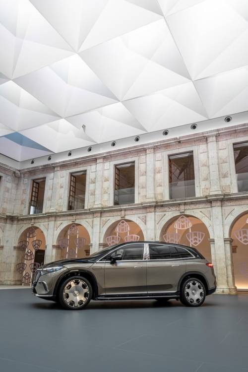 Mercedes-Maybach EQS SUV: guarda la gallery