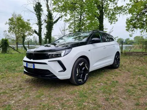 Opel Grandland Gse, sportività ibrida fino a 300 CV e che assetto! 