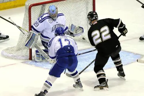 Colpito dal dischetto in pieno petto: grave giocatore di hockey di 10 anni