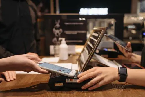 Pagamenti contactless: vantaggi, svantaggi e come proteggersi