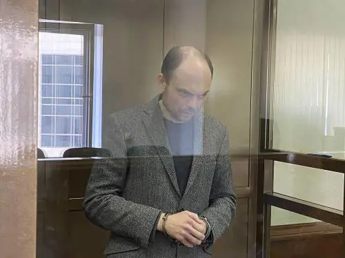 Putin spegne un altro critico. 25 anni di cella a Kara-Murza. L'urlo: "La Russia sarà libera"
