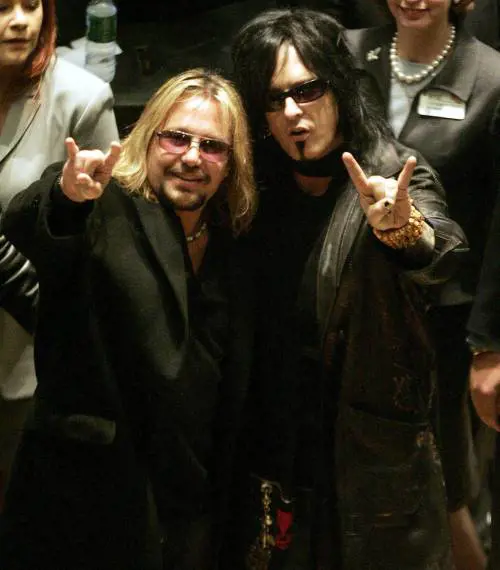 Mötley Crüe, lite infinita dopo 40 anni di eccessi. Il chitarrista denuncia tutti: "Non vi lascio, vi ho creato io"
