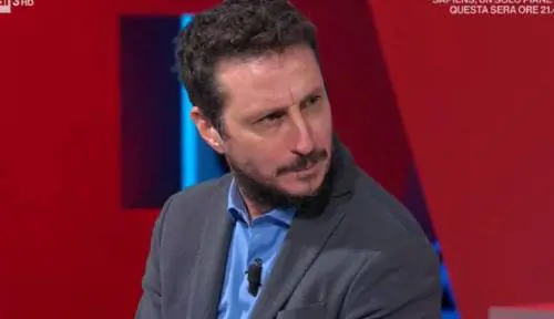 Luca Bizzarri risponde allo sfogo dell'animatore: "All'età sua ci bastava la f*ga". Scoppia la polemica