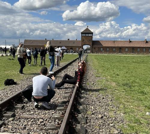 In posa al campo di sterminio di Auschwitz: l'ultima follia dei turisti 