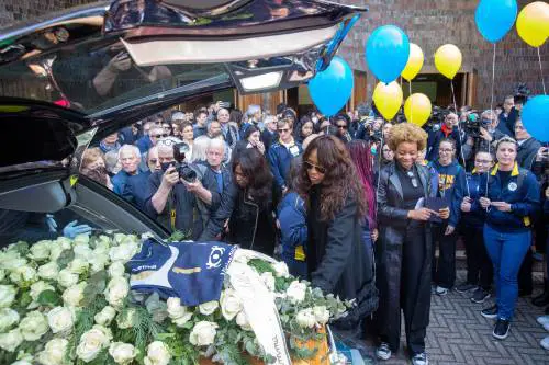 L'ultimo saluto a Julia Ituma: le lacrime, i palloncini colorati e quell'enigma incomprensibile