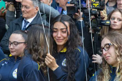 Le lacrime e gli abbracci per l'addio a Julia Ituma