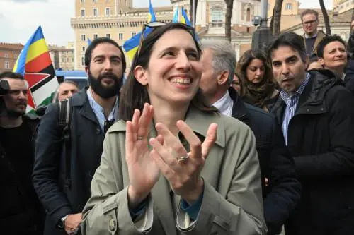 "Sbaglia sulla maternità surrogata”. I cattolici dem attaccano Schlein